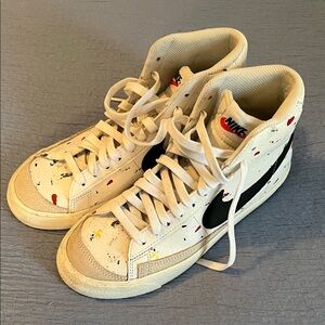 Nike high top, big kid size 5.5, white with speckled graffiti